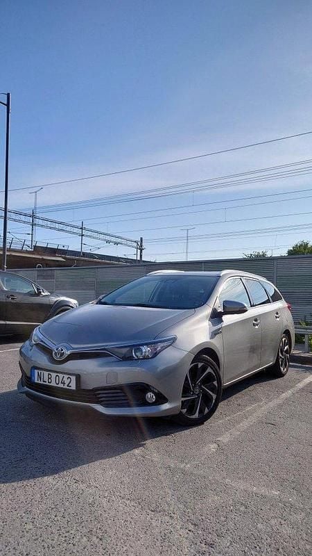 Grå Begagnad 2016 Toyota Auris Hybrid Kombi | 159 900 kr (Marknadspris) - Bild 1/4