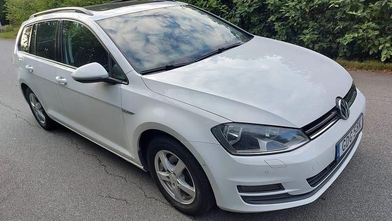 Vit Begagnad 2015 VW Golf VII Comfortline Kombi | 89 900 kr (Marknadspris) - Bild 1/4