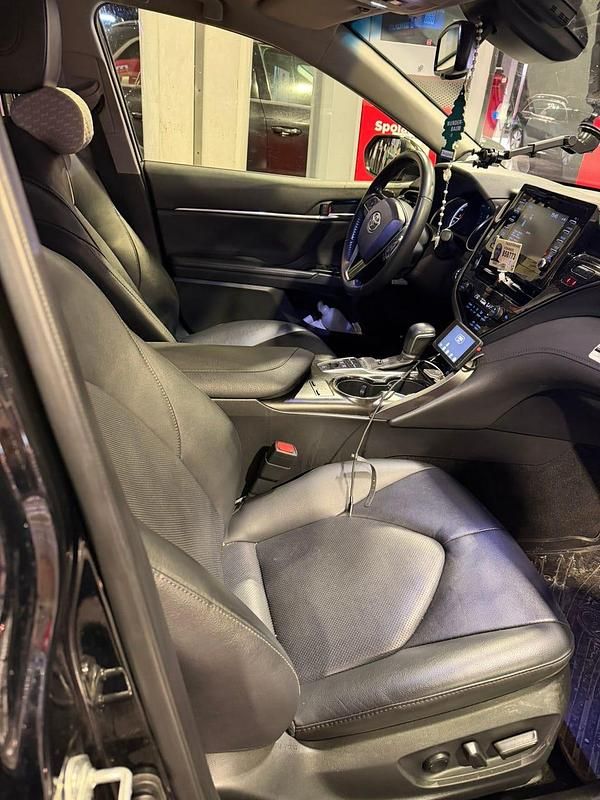 Begagnad Toyota Camry Hybrid 218 HK (160 kW) 2022 Sedan