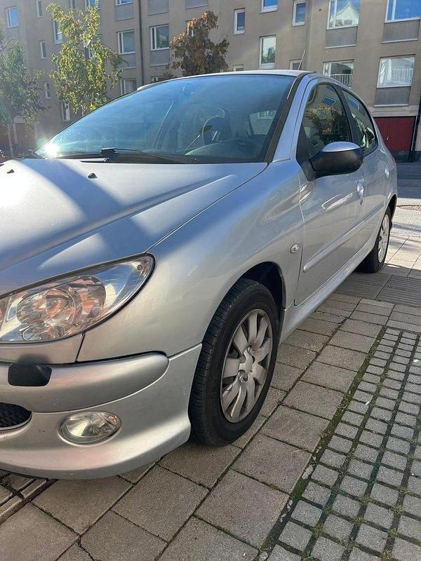 Grå Begagnad 2006 Peugeot 206 Halvkombi | 20 000 kr (Marknadspris) - Bild 1/4