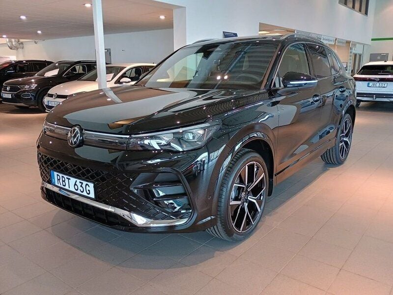 Svart (grenadilla black metallic) Ny 2025 VW Tiguan R-line Edition SUV | 645 200 kr - Bild 1/4