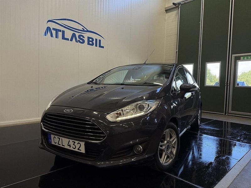 Grå Begagnad 2014 Ford Fiesta Halvkombi | 84 900 kr (Marknadspris) - Bild 1/4