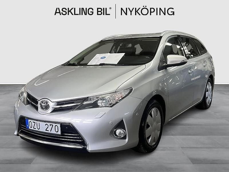 Silver Begagnad 2013 Toyota Auris Touring Sports Multidrive S Kombi | 139 000 kr (Marknadspris) - Bild 1/4