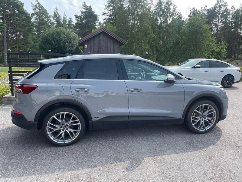 Grå Begagnad 2022 Audi Q4 e-tron Comfort SUV | 329 000 kr (Bra pris) - Bild 1/4