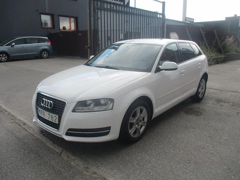 Vit Begagnad 2010 Audi A3 Sportback Attraction Halvkombi | 54 900 kr (Marknadspris) - Bild 1/4