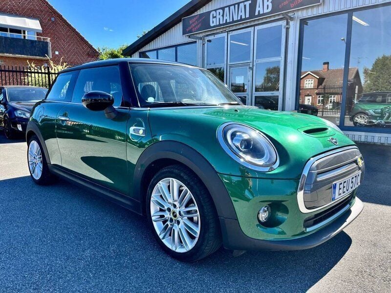Grön Begagnad 2021 Mini Cooper SE Essential Halvkombi | 179 900 kr (Marknadspris) - Bild 1/4