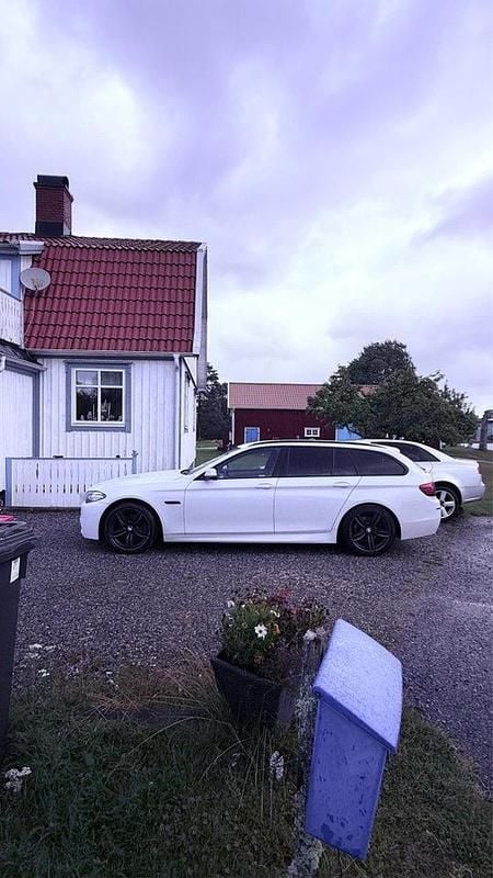Vit Begagnad 2016 BMW 520 M Sport Kombi | 150 000 kr (Marknadspris) - Bild 1/4