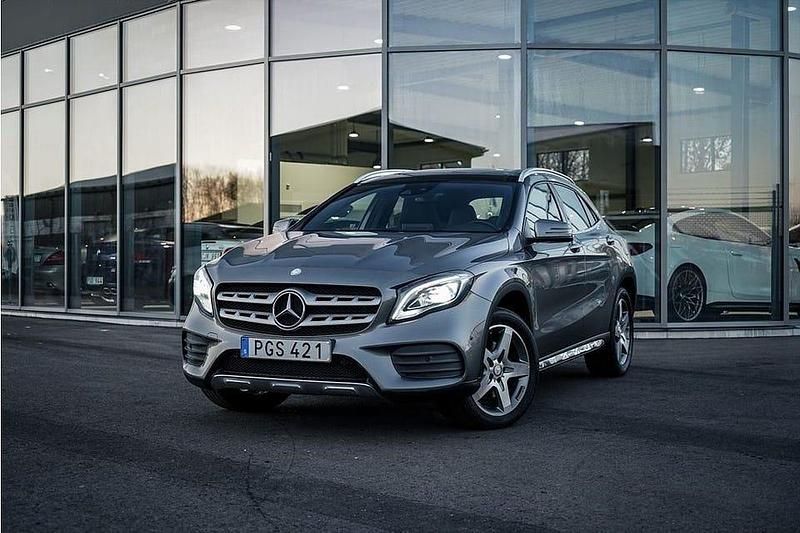 Mörkgrå Begagnad 2017 Mercedes GLA220 AMG SUV | 259 900 kr (Marknadspris) - Bild 1/4