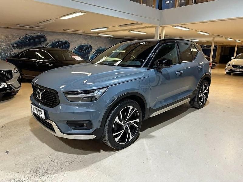 Thundergrå metallic Begagnad 2020 Volvo XC40 R-Design SUV | 359 900 kr (Marknadspris) - Bild 1/4