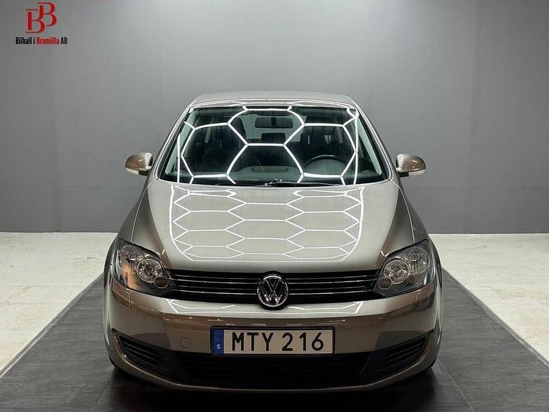 Brun Begagnad 2013 VW Golf Plus Cross Minibuss | 74 900 kr (Marknadspris) - Bild 1/4