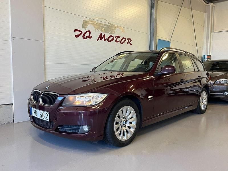 Mörkröd Begagnad 2009 BMW 320 Kombi | 89 900 kr (Marknadspris) - Bild 1/4