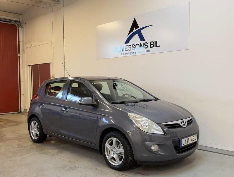 Begagnad Hyundai i20 Premium 78 HK (57 kW) 2011 Grå Halvkombi