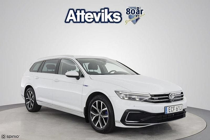 Vit Begagnad 2023 VW Passat GTE Kombi | 319 900 kr (Superpris) - Bild 1/3