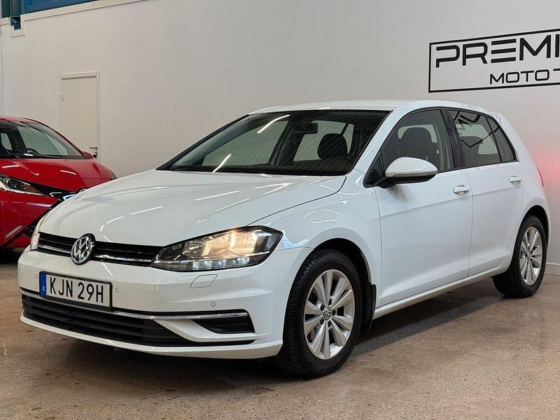 Begagnad VW Golf VII 116 HK (85 kW) 2020 Vit Halvkombi