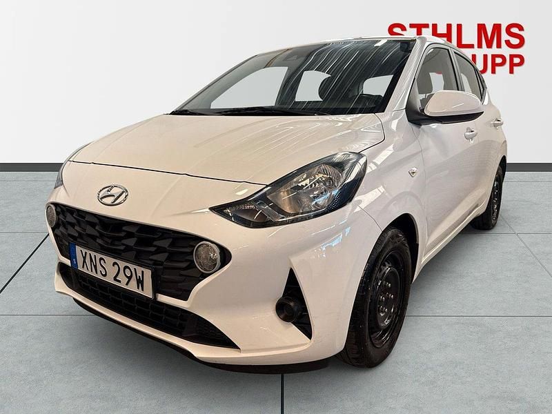 Vit Begagnad 2021 Hyundai i10 Essential Halvkombi | 134 900 kr (Marknadspris) - Bild 1/4