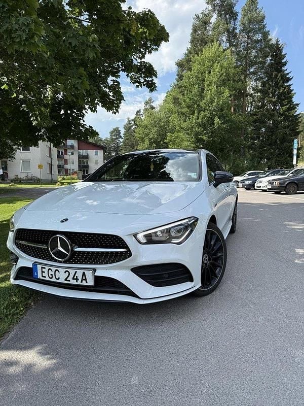 Vit Begagnad 2021 Mercedes CLA250e Shooting Brake AMG Kombi | 320 000 kr (Marknadspris) - Bild 1/4