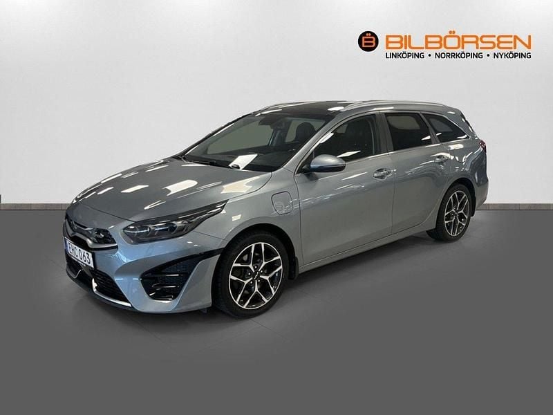 Grå Begagnad 2022 Kia Ceed Sportswagon 2 Kombi | 259 900 kr (Marknadspris) - Bild 1/4