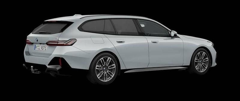 Sophisto grey brilliant effect Ny 2025 BMW 530 M Sport Kombi | 688 200 kr - Bild 1/2