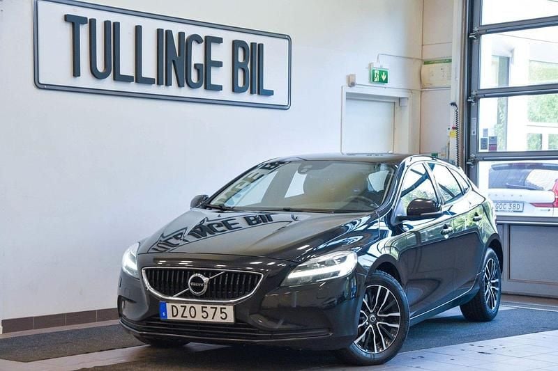 Svart Begagnad 2016 Volvo V40 Momentum Kombi | 139 900 kr (Marknadspris) - Bild 1/4