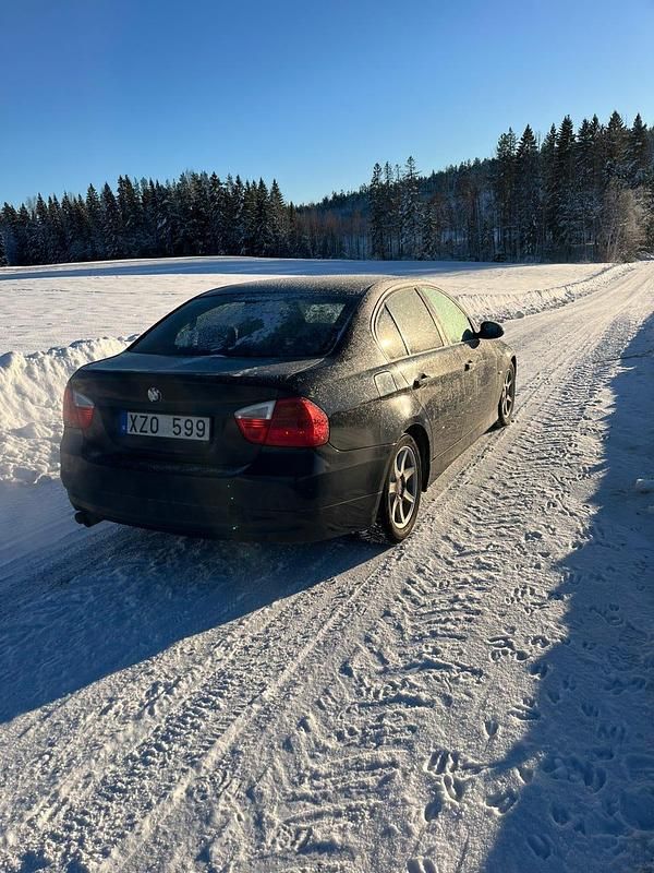 Begagnad BMW 325 218 HK (160 kW) 2007 Sedan