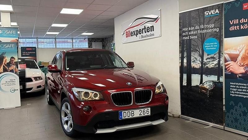 Röd Begagnad 2010 BMW X1 SUV | 114 900 kr (Marknadspris) - Bild 1/4