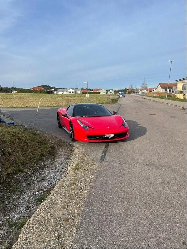 Röd Begagnad 2010 Ferrari 458 Sportkupé | 1 850 000 kr - Bild 1/4