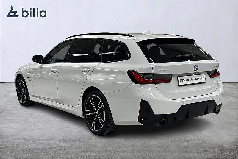 Begagnad BMW 330e M Sport 184 HK (135 kW) 2022 Vit Kombi