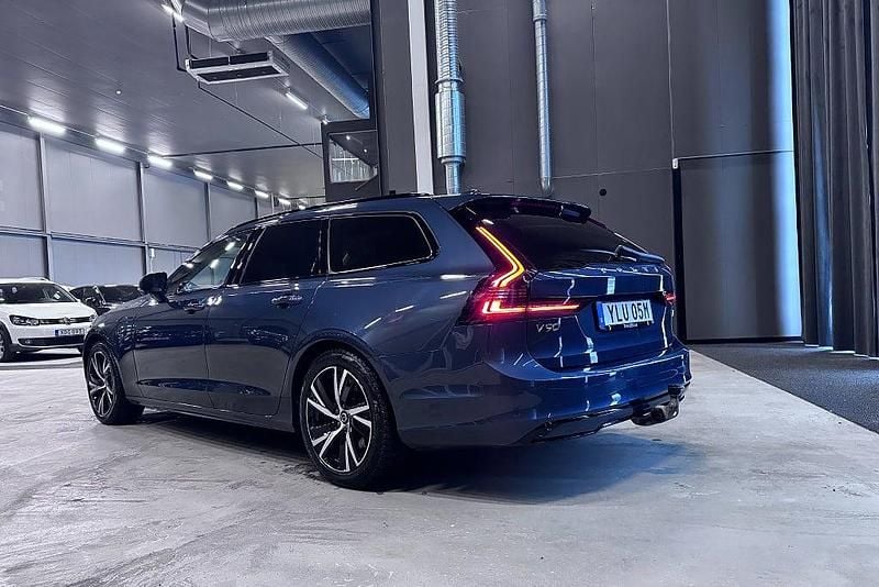 Begagnad Volvo V90 Ultimate 253 HK (186 kW) 2023 Mörkblå Kombi