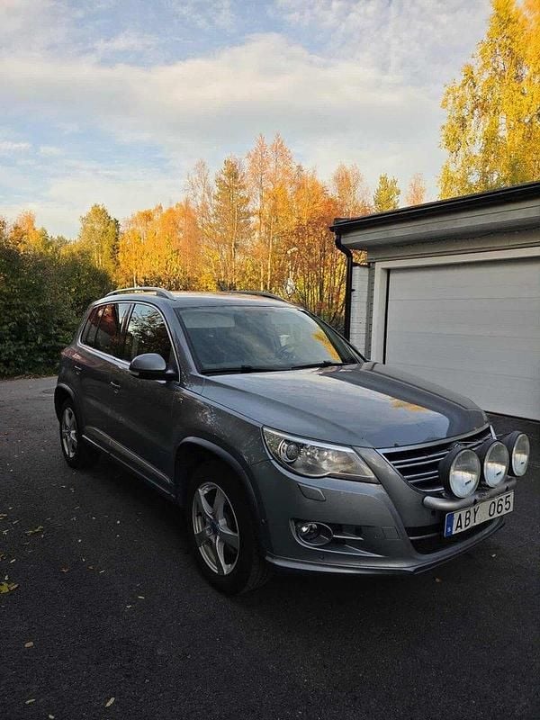 Grå Begagnad 2010 VW Tiguan Sportline SUV | 67 000 kr (Marknadspris) - Bild 1/4