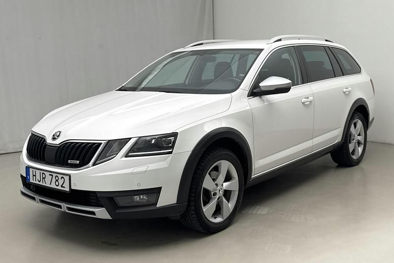 Vit Begagnad 2019 Skoda Octavia Scout Kombi | 174 800 kr (Lite dyr) - Bild 1/4