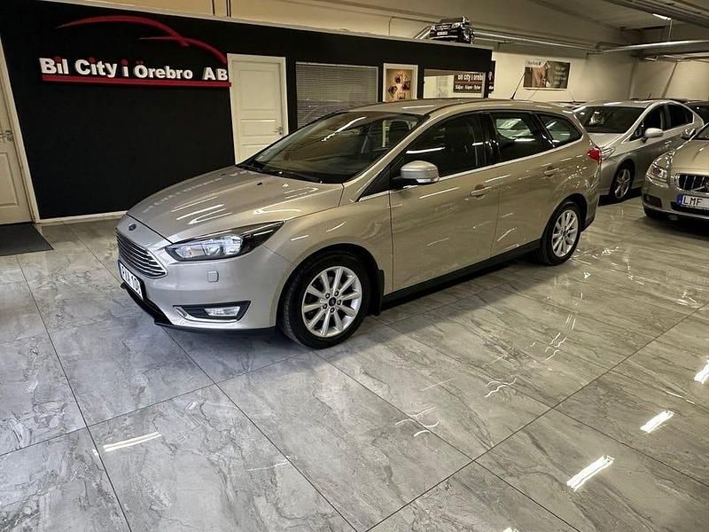 Grå Begagnad 2015 Ford Focus Titanium Kombi | 84 900 kr (Marknadspris) - Bild 1/4