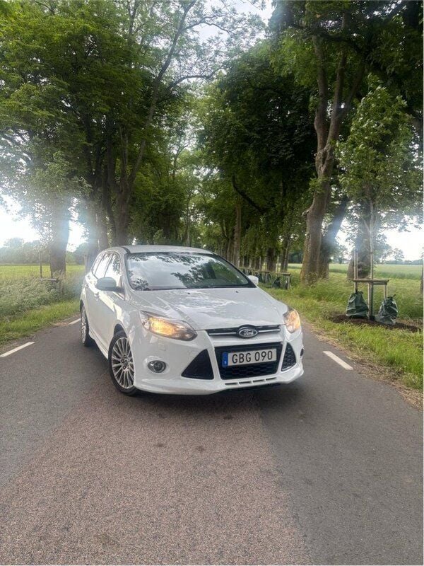 Vit Begagnad 2013 Ford Focus Titanium Kombi | 30 000 kr (Superpris) - Bild 1/4