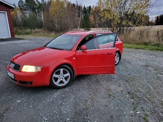 Röd Begagnad 2005 Audi A4 Comfort Kombi | 33 000 kr (Marknadspris) - Bild 1/4