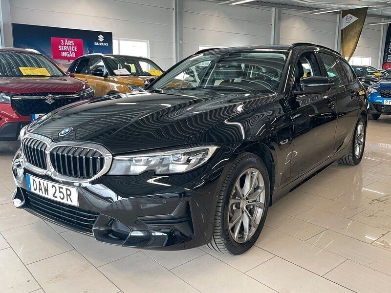 Svart Begagnad 2022 BMW 330e Sport Line Kombi | 328 000 kr (Bra pris) - Bild 1/4