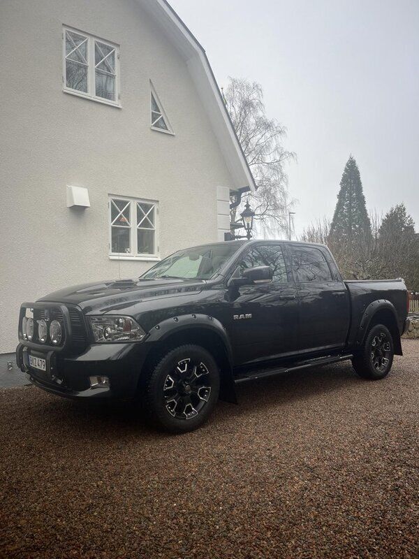 Svart Begagnad 2010 RAM 1500 Pickup | 247 500 kr (Bra pris) - Bild 1/4