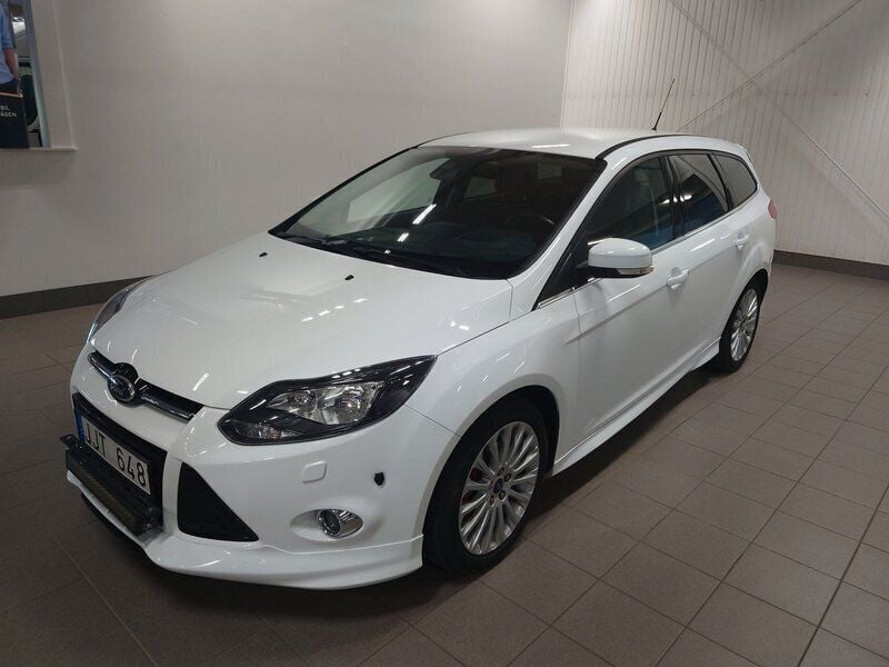 Vit Begagnad 2013 Ford Focus Titanium Kombi | 74 900 kr (Marknadspris) - Bild 1/4