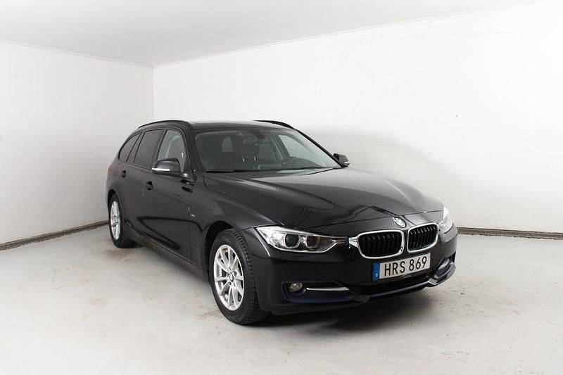 Begagnad BMW 318 Sport Line 143 HK (105 kW) 2015 Svart Kombi
