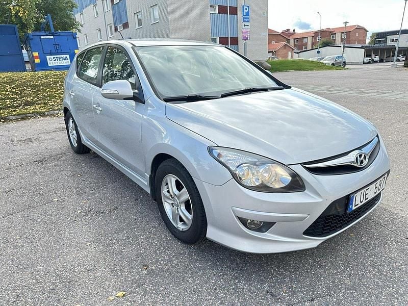 Silver Begagnad 2012 Hyundai i30 Halvkombi | 32 999 kr (Superpris) - Bild 1/4