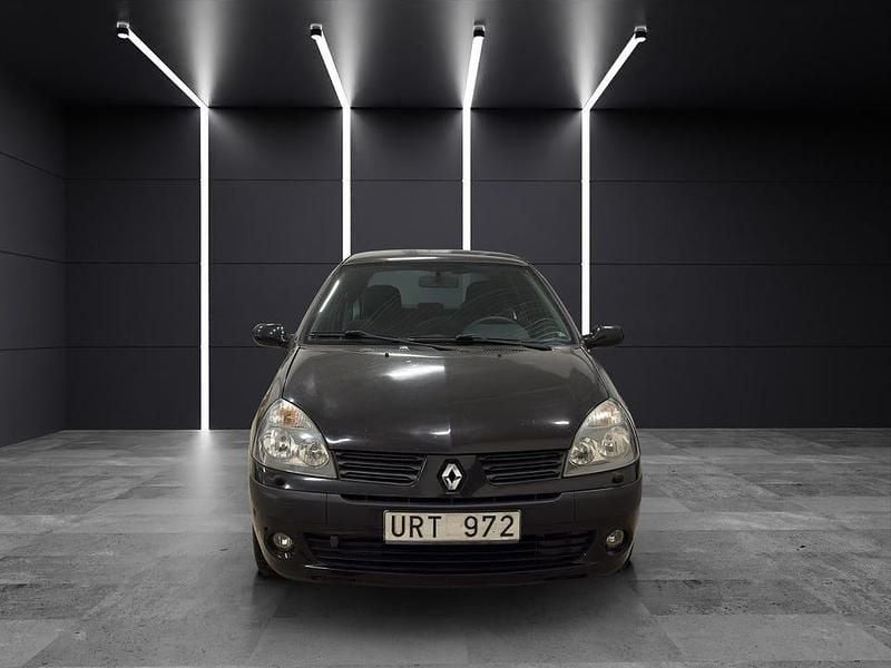 Begagnad Renault Clio II 75 HK (55 kW) 2004 Svart Halvkombi