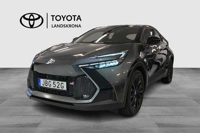 Grå Begagnad 2025 Toyota C-HR Sport SUV | 459 900 kr (Marknadspris) - Bild 1/4