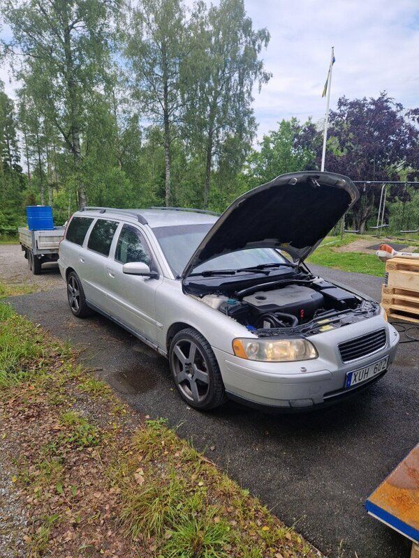 Grå Begagnad 2006 Volvo V70 Kinetic Kombi | 14 000 kr (Superpris) - Bild 1/3