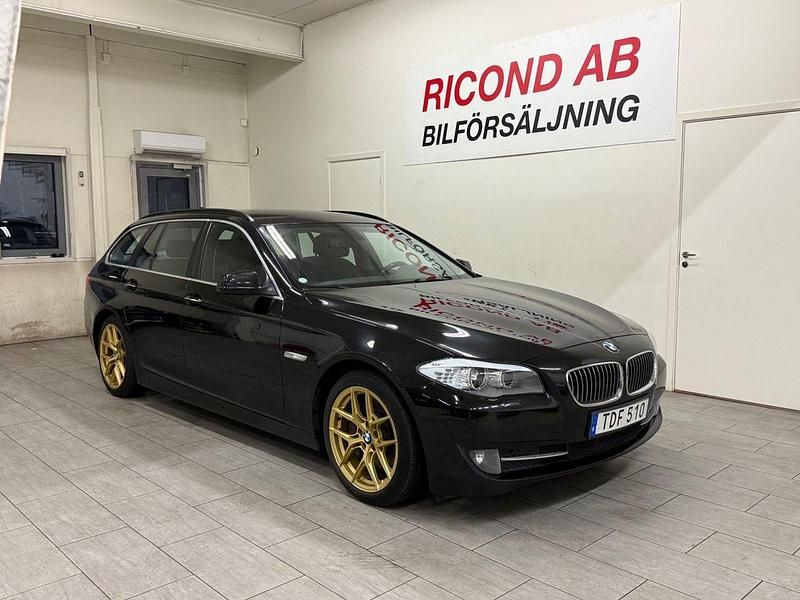 Svart Begagnad 2011 BMW 528 M Sport Kombi | 109 900 kr (Dyr) - Bild 1/4