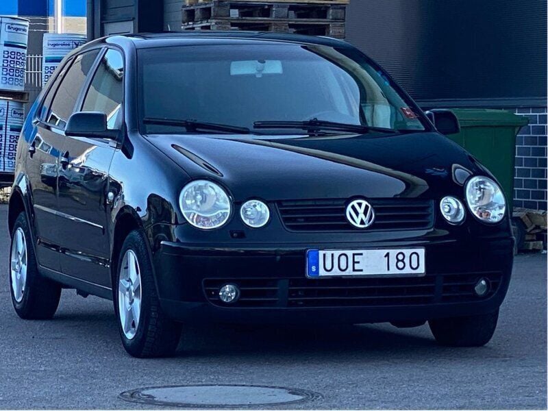 Svart Begagnad 2004 VW Polo Halvkombi | 19 900 kr - Bild 1/4