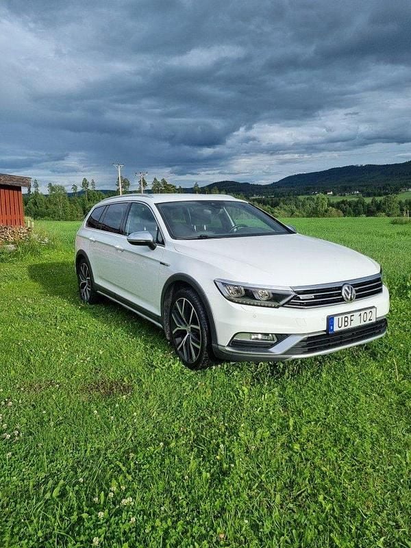Vit Begagnad 2018 VW Passat Alltrack Kombi | 210 000 kr (Marknadspris) - Bild 1/4