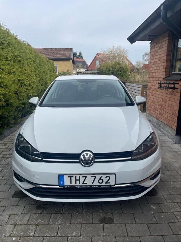 Vit Begagnad 2017 VW Golf VII Halvkombi | 124 900 kr (Bra pris) - Bild 1/4