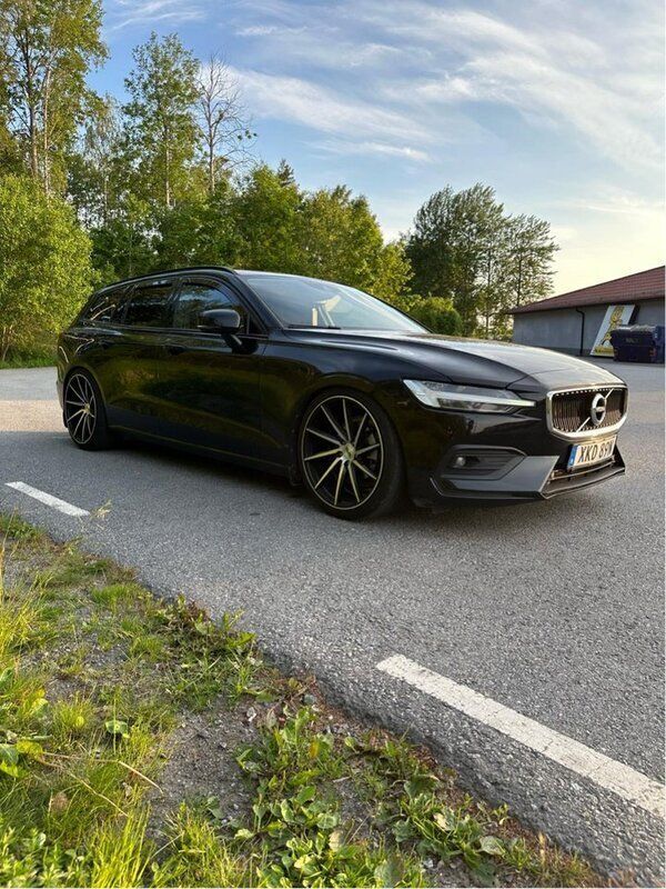 Svart Begagnad 2020 Volvo V60 Momentum Kombi | 189 000 kr (Dyr) - Bild 1/4