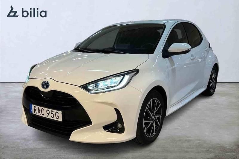Vit Begagnad 2022 Toyota Yaris Hybrid Halvkombi | 224 900 kr (Marknadspris) - Bild 1/1