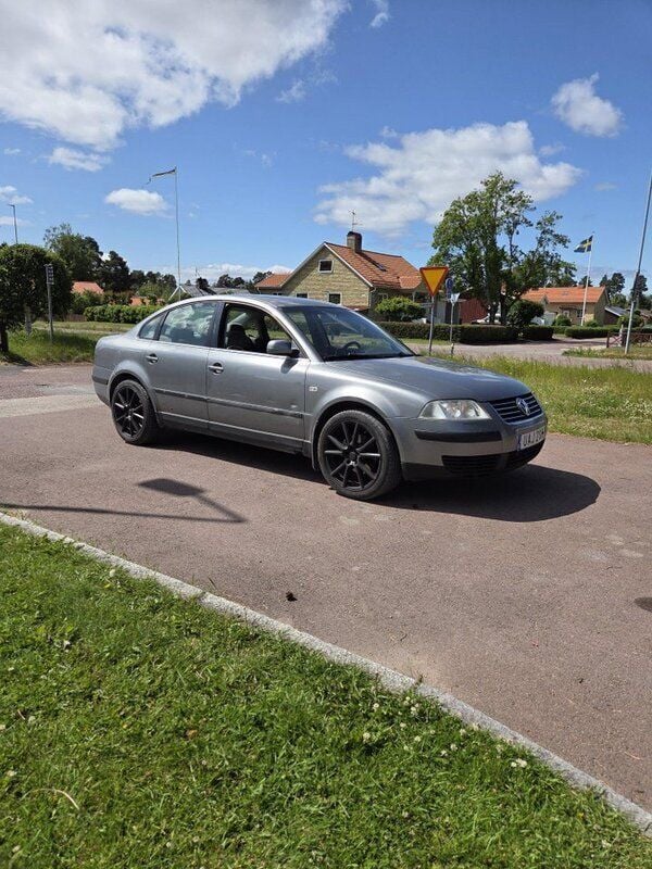 Grå Begagnad 2003 VW Passat Sedan | 12 000 kr (Marknadspris) - Bild 1/4