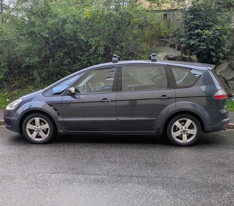 Grå Begagnad 2008 Ford S-MAX S Minibuss | 35 000 kr (Marknadspris) - Bild 1/4