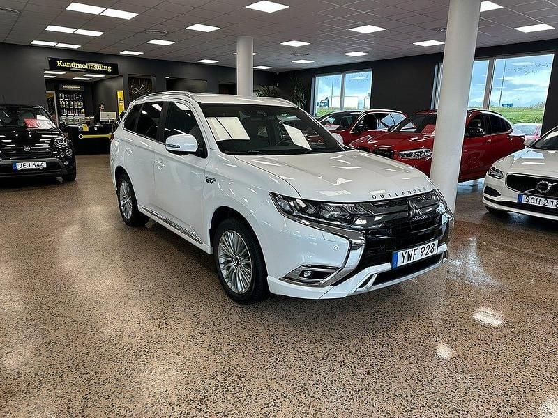 Vit Begagnad 2018 Mitsubishi Outlander P-HEV SUV | 269 900 kr (Marknadspris) - Bild 1/4